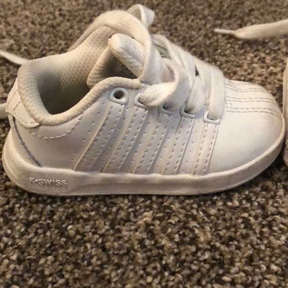 Girls size 5 kswiss - Picture 2 of 2